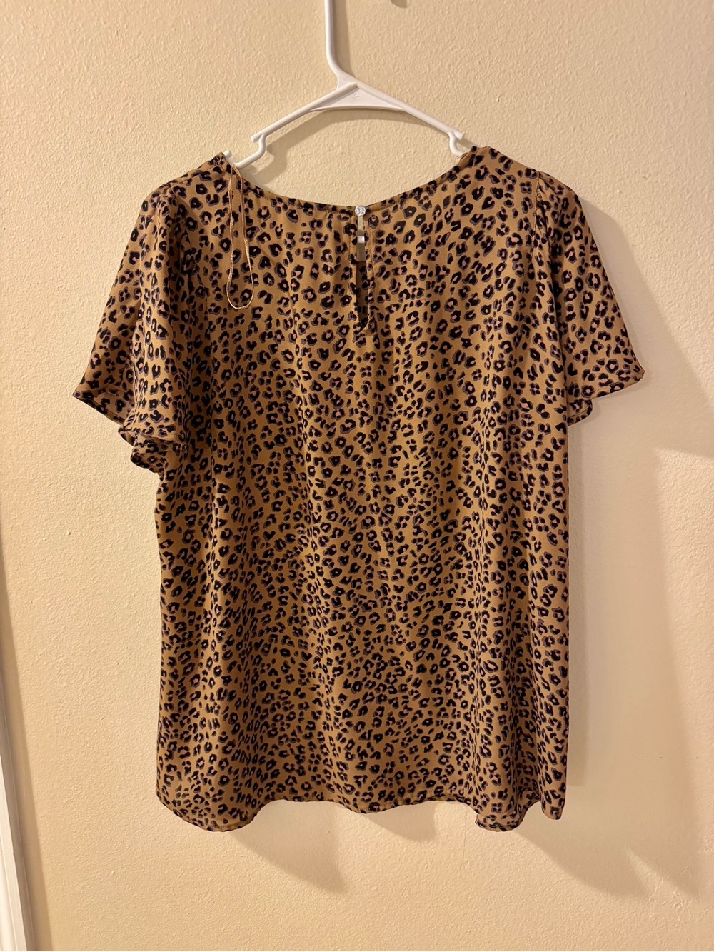 CeCe Leopard Print Flutter Sleeve Blouse in Tan and Black - Picture 4 of 4